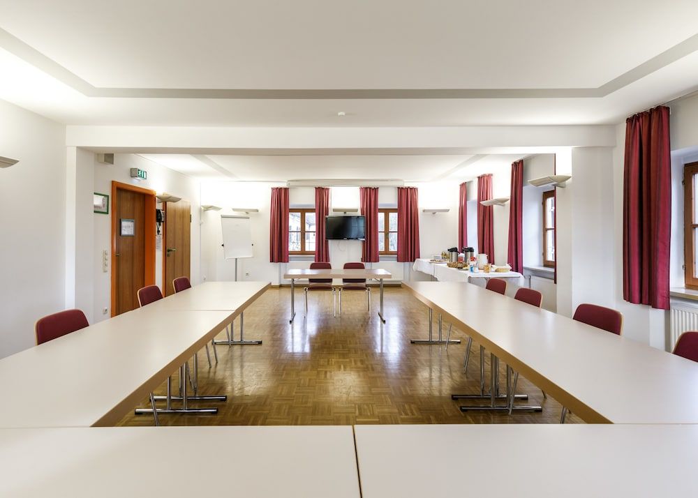 חדר ישיבות תמונה