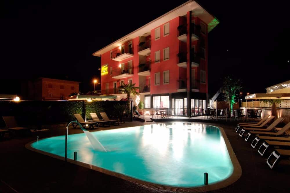 בריכה תמונה