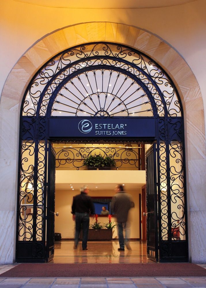 כניסה למלון