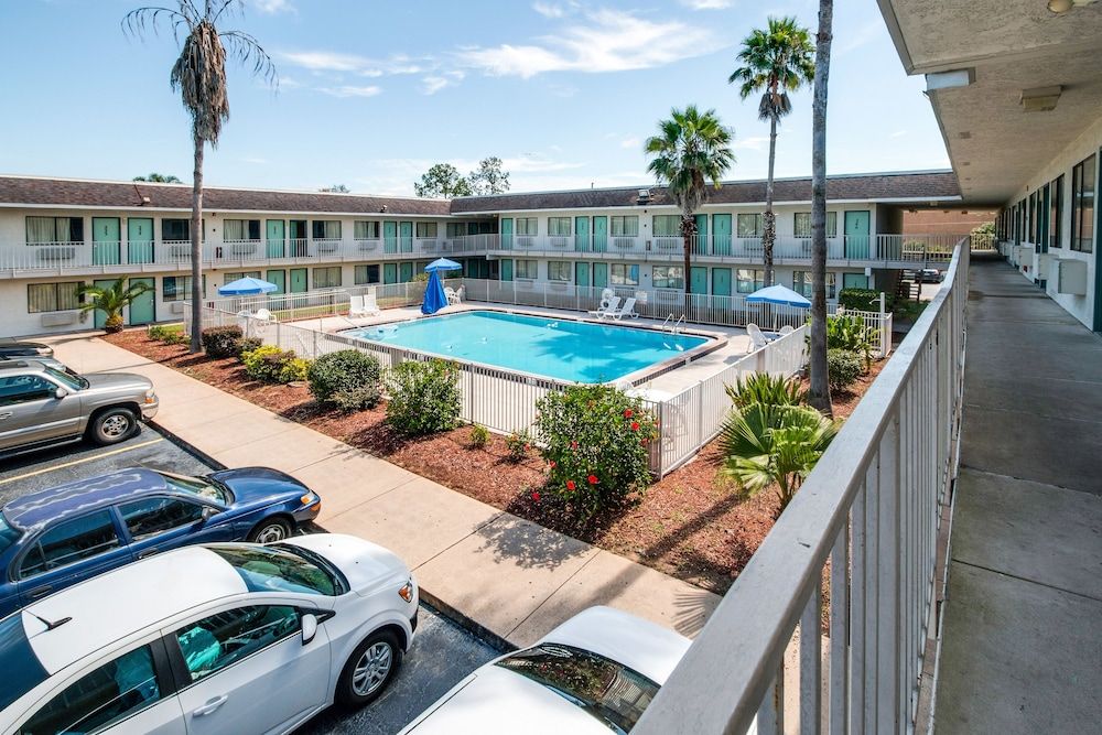 בריכה תמונה