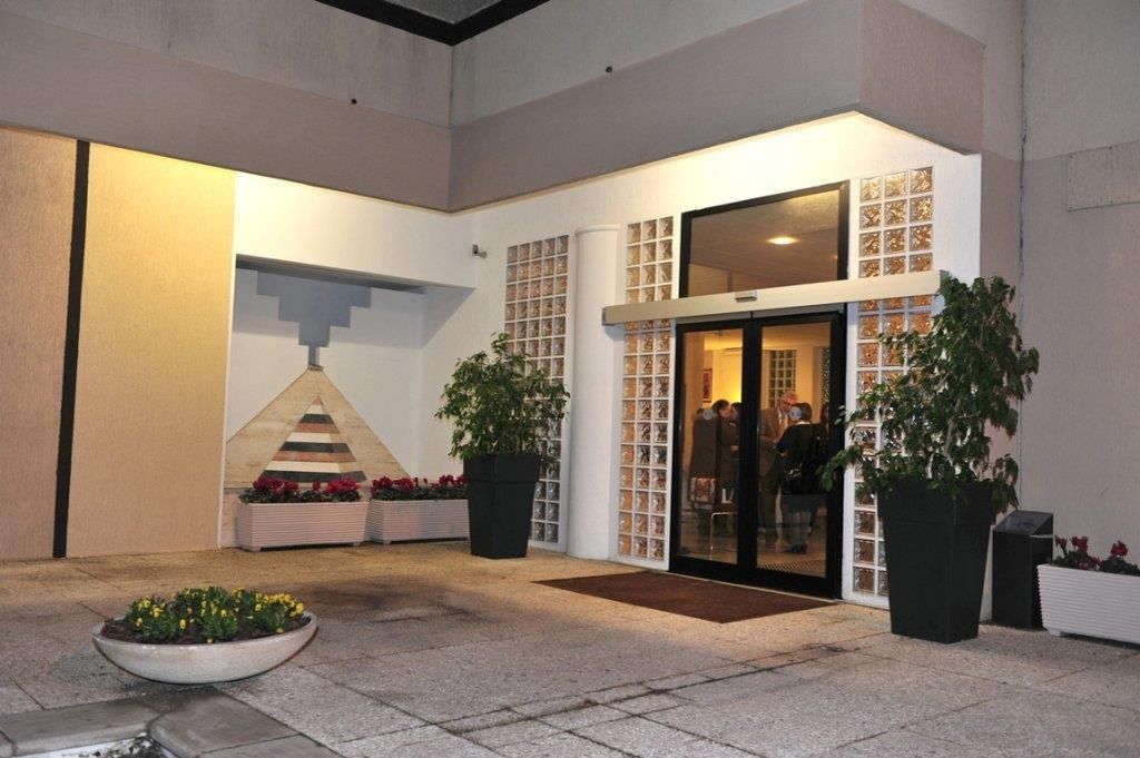 כניסה למלון תמונה