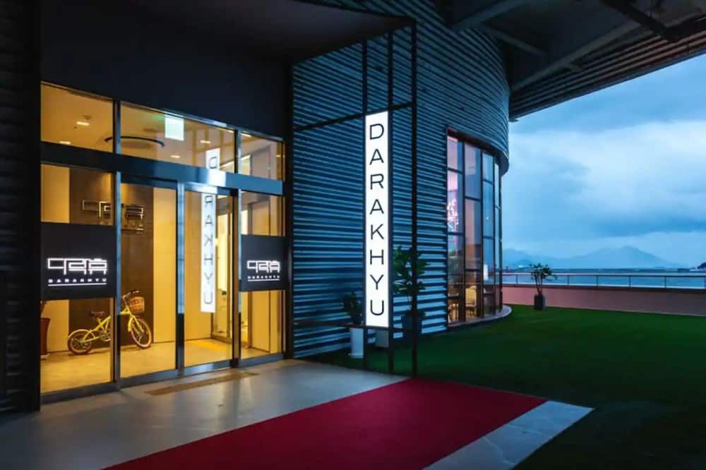 כניסה למלון