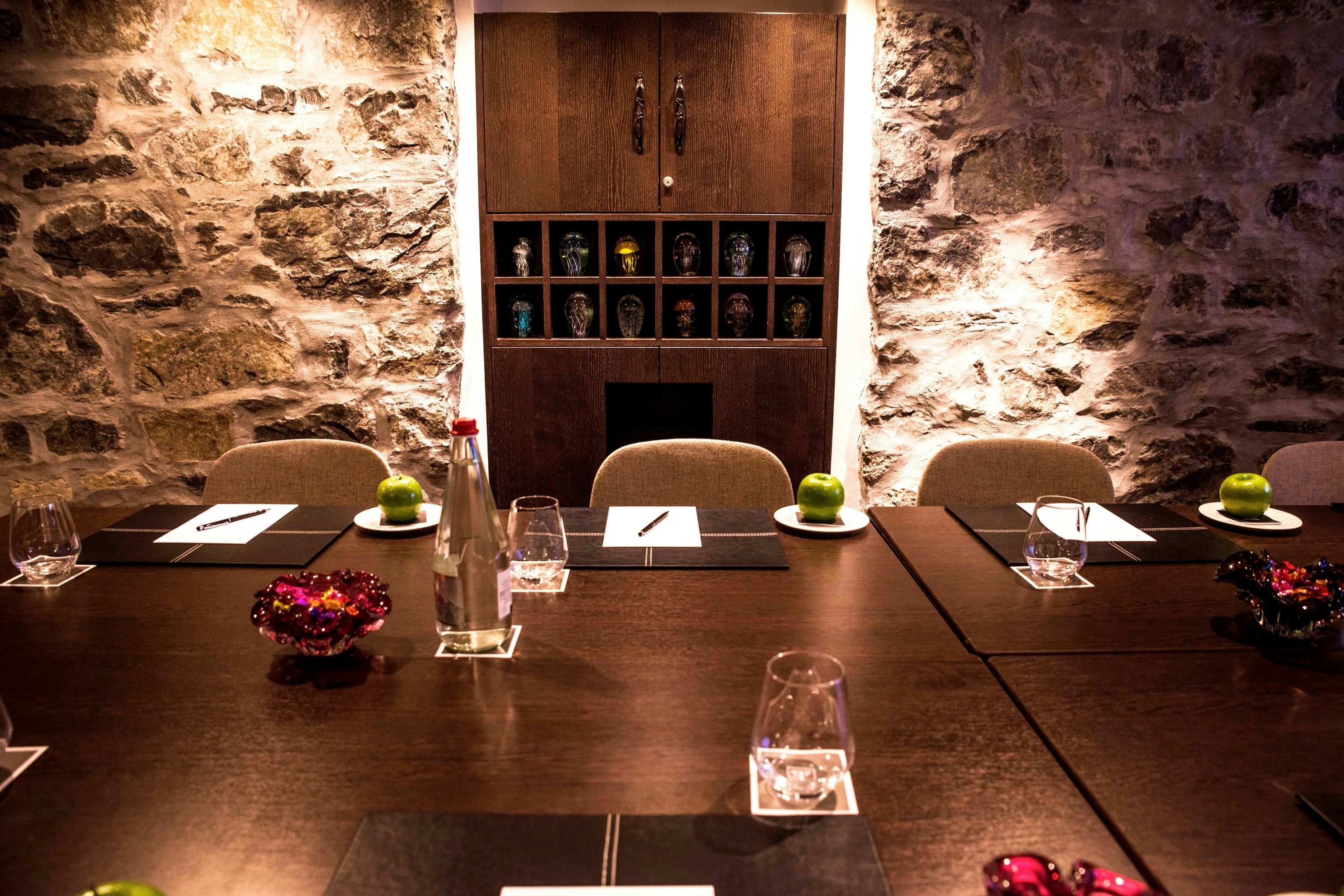 חדר ישיבות תמונה