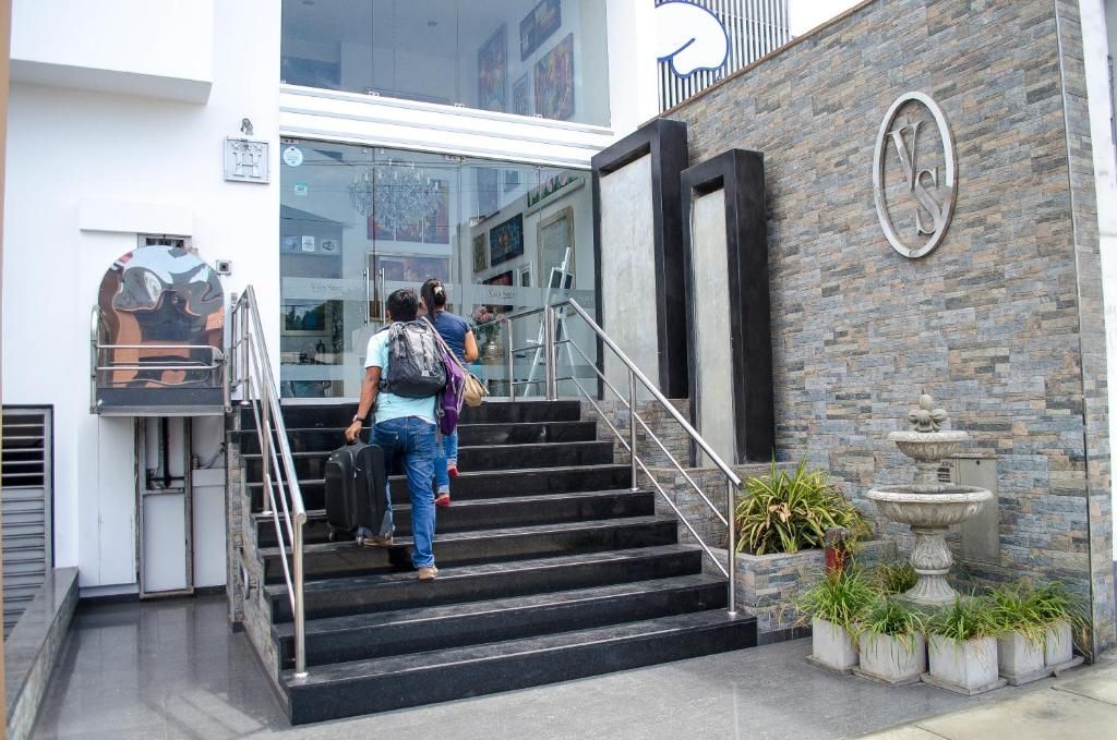 כניסה למלון