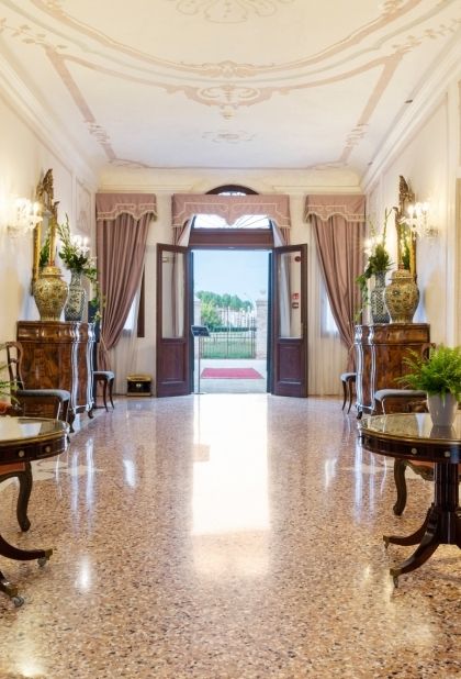 כניסה למלון