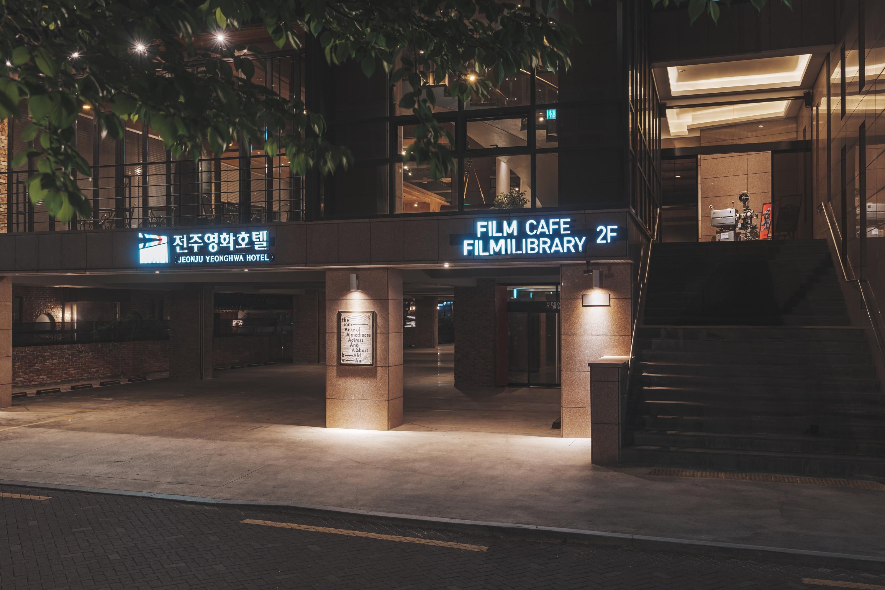 כניסה למלון תמונה