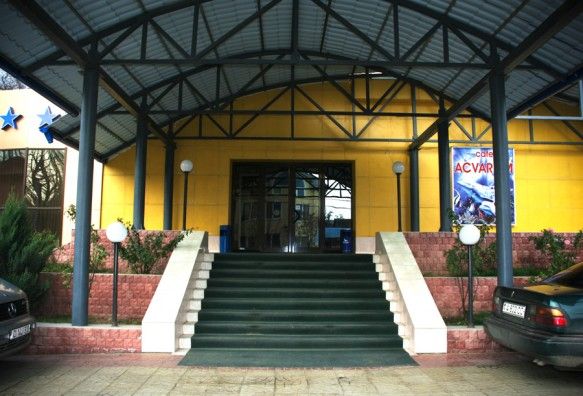 כניסה למלון