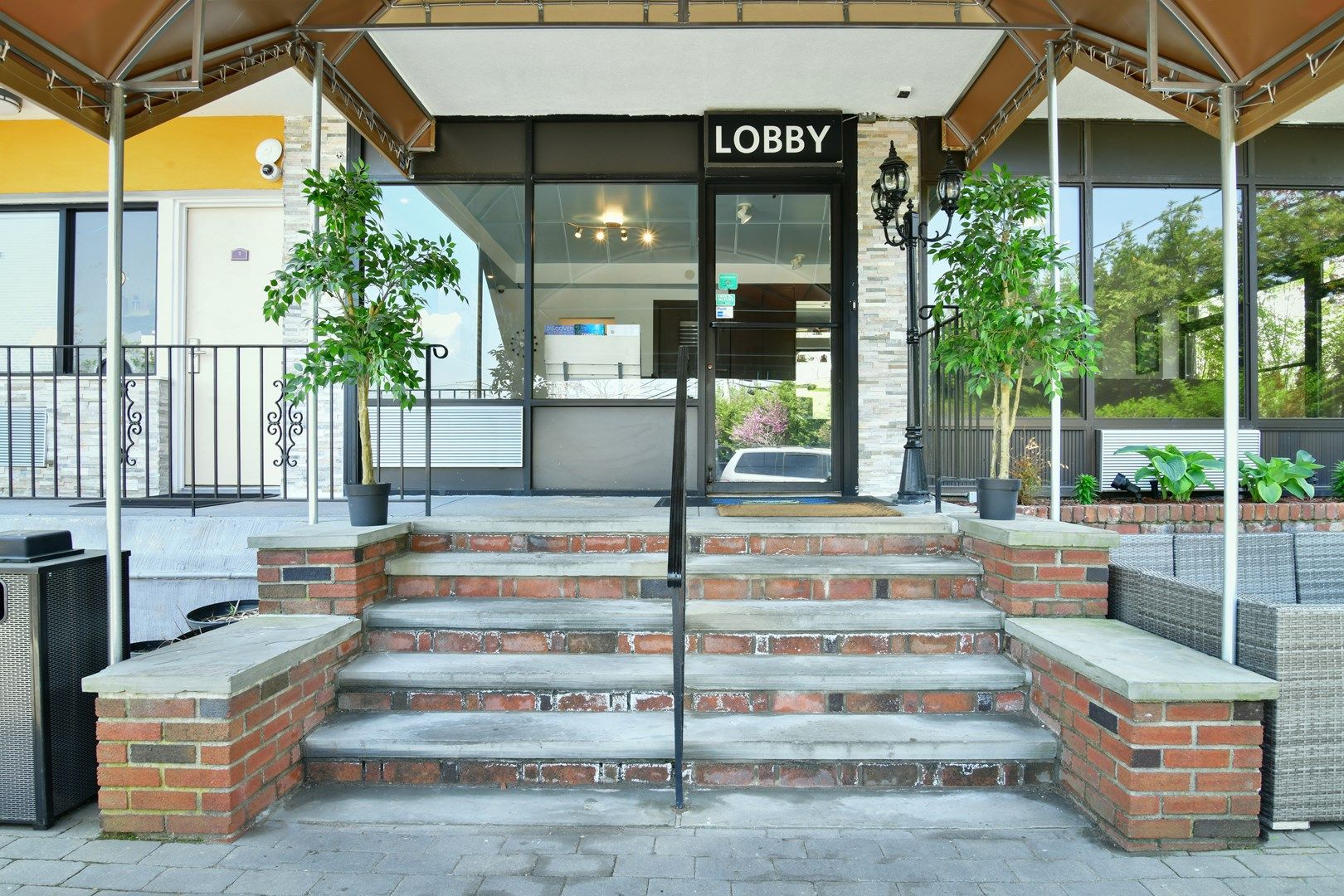 כניסה למלון