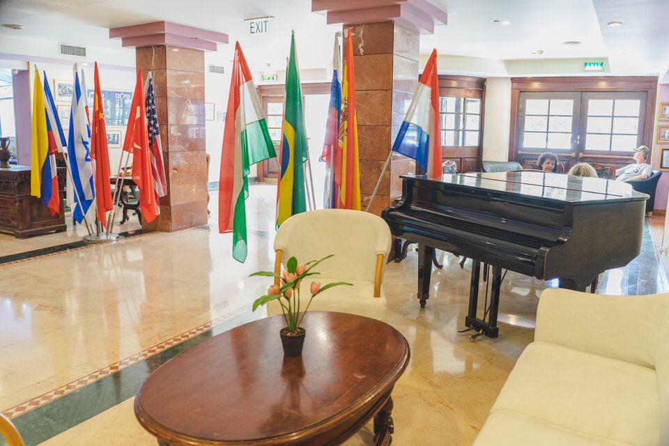 כניסה למלון