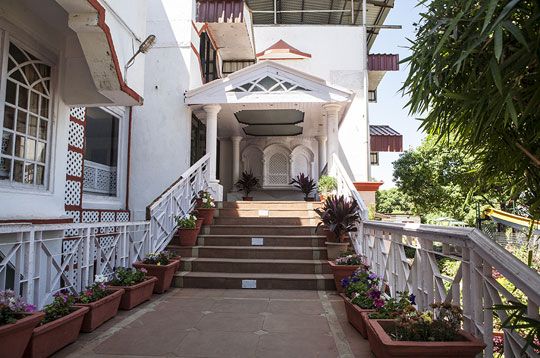 כניסה למלון