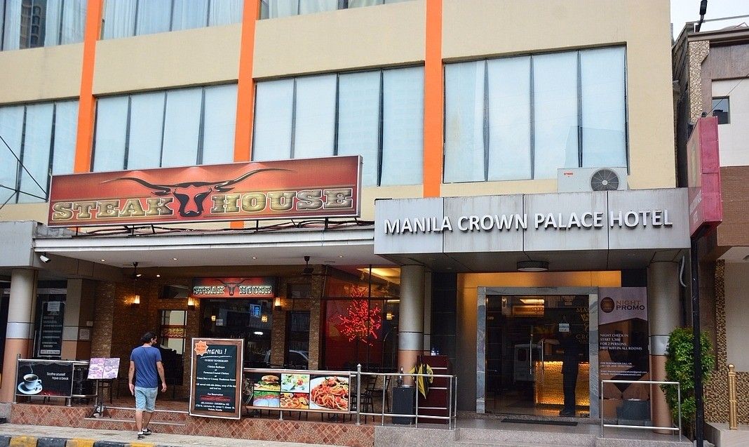 כניסה למלון