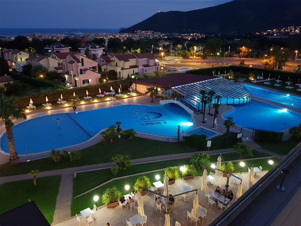 בריכה תמונה