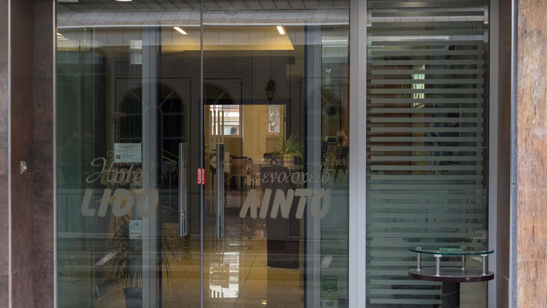 כניסה למלון